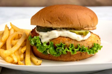 Salatalı somon burger, turşu ve tarter soslu patates kızartması.