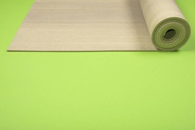 Yoga mat boşaltmak yeşil zemin üzerine.