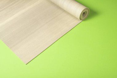 Yoga mat boşaltmak yeşil zemin üzerine.