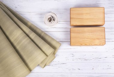Yoga, meditasyon veya pilates aksesuarları kopya alanı ile beyaz arka plan üzerinde bileşimi. 