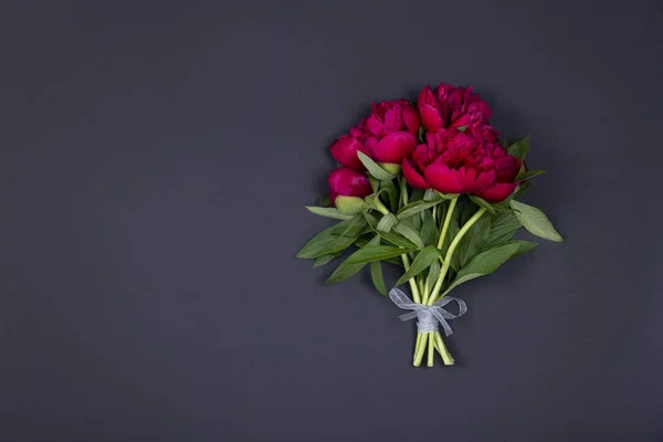 Pfingstrosen Blumenstrauß auf dunklem Hintergrund mit Kopierraum. — Stockfoto