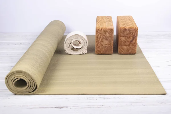 Yoga, meditasyon veya pilates aksesuar beyaz ahşap zemin üzerinde kompozisyon. 
