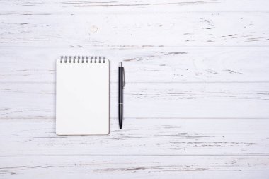 Defter kalem Beyaz ahşap Tablo kopya alanı ile. 