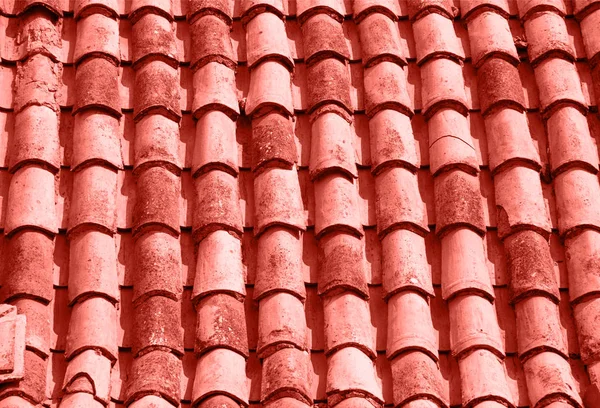 Oude tegel dak achtergrond van levende koraal kleur. — Stockfoto