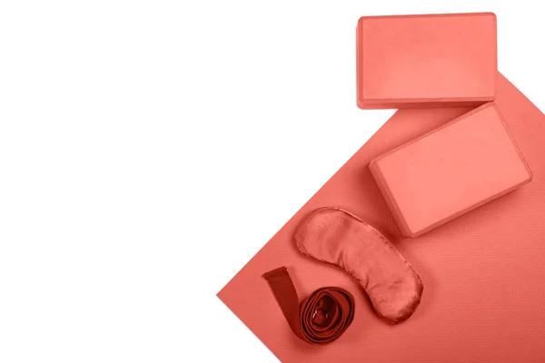 Yoga, meditasyon veya pilates aksesuarları boşaltmak beyaz zemin üzerine bileşimi. Üstten görünüm. 