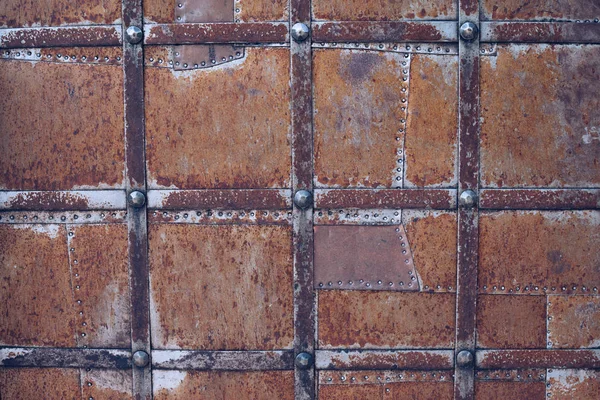 Stare metalowe zardzewiałe powierzchnie z kwadratowym wzorem. — Zdjęcie stockowe