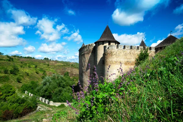 Khotyn medieval fortress (castle) on the river Dniester in Ukraine. — Stock Photo, Image