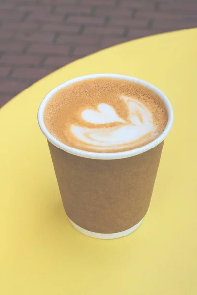 Fotokopi alanı ile sarı masada kahve take-away Kağıt fincan. 