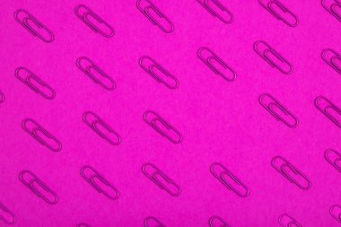 Pembe arka plan üzerinde mor ataş desen.