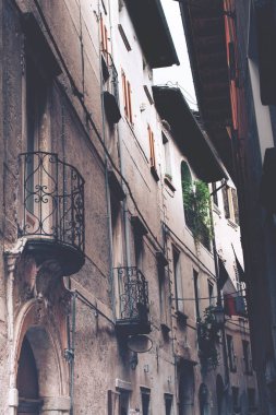Orta San Giulio kasabasında dar sokakta balkon ve pencereler ile İtalyan ev cephe. Turizm. 