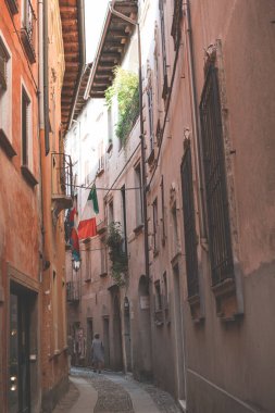 Orta San Giulio kasabasında İtalyan dar sokak. Turizm. 