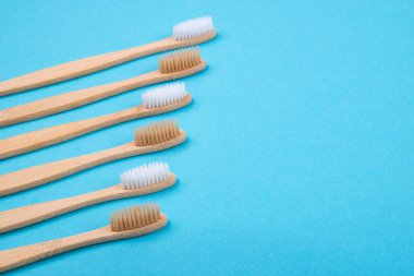 Mavi arka planda bambu diş fırçaları. Plastik ücretsiz konsept.