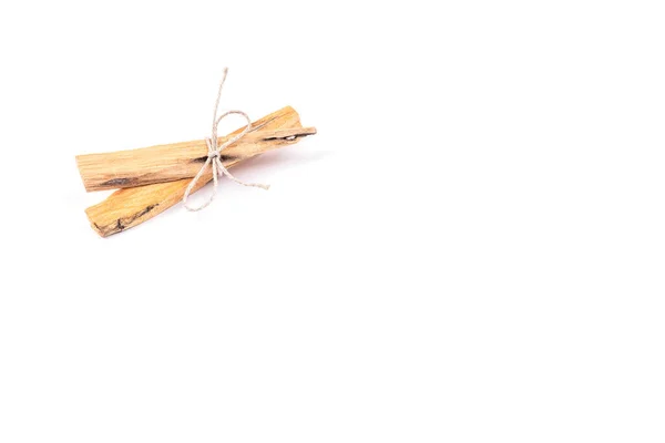 Δύο palo santo ξύλα απομονωμένα σε λευκό φόντο. Bursera graveolens — Φωτογραφία Αρχείου