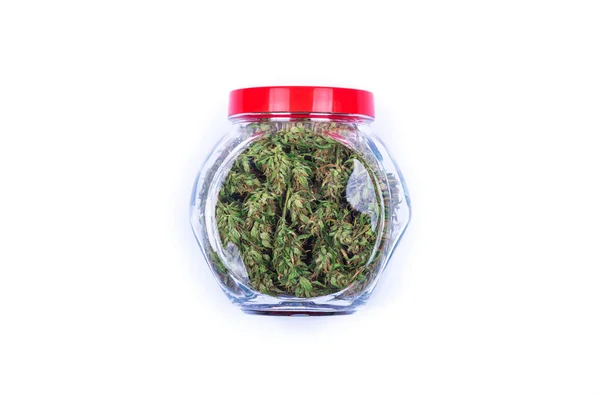 Frische grüne Knospen oder Blüten von Cannabis-Marihuana-Unkraut in einem transparenten Glas isoliert auf weißem Hintergrund. — Stockfoto