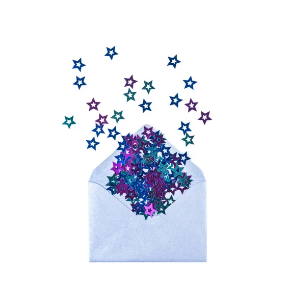 Kleurrijke confetti sterren in zilveren feestelijke envelop. Vakantie concept. — Stockfoto
