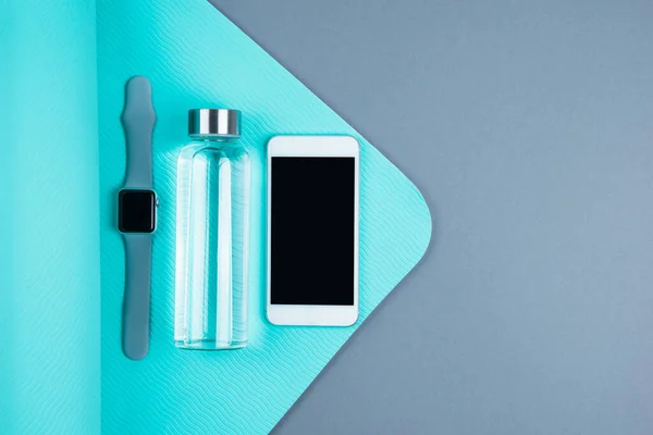 Ovanifrån Återanvändbar Eco Glasflaska Smart Mobiltelefon Och Tracker Klocka Turkos — Stockfoto