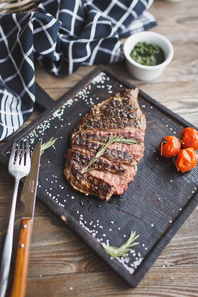 Colocação Uma Estaca Carne Uma Grelha — Fotografia de Stock