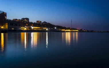 Gece sahilde ışıklar. Odessa, Ukrayna, Nisan 2018.
