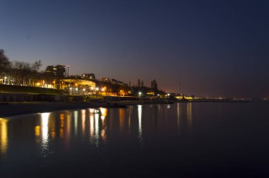 Gece sahilde ışıklar. Odessa, Ukrayna, Nisan 2018.