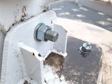 Metal çerçeve sabitleme tasarımı. Açık havada.