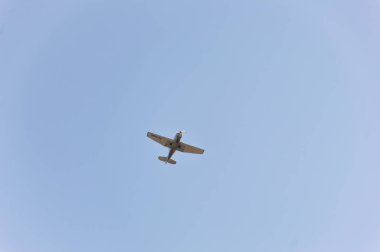 Gökyüzünde yüksekuçan pervane uçak.