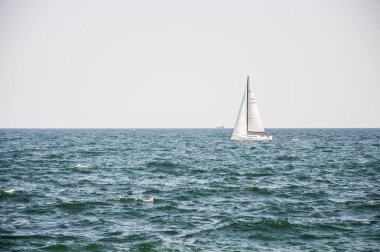 Denizde yalnız yat.