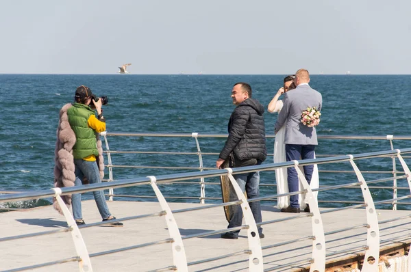 摄影师在海滩上拍摄婚礼乌克兰奥德萨 2019年4月 — 图库照片