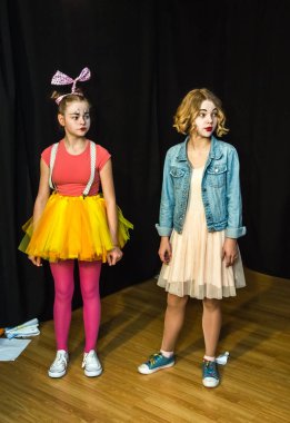 Yaratıcı bir mini stüdyoda çocuk gösterisi. Renkli kıyafetler giyen çocuklar performans gösterir. Bir sürü duygu. Şenlikli bir atmosfer. Odessa, Ukrayna, Nisan 2019