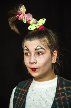 Yaratıcı bir mini stüdyoda çocuk gösterisi. Renkli kıyafetler giyen çocuklar performans gösterir. Bir sürü duygu. Şenlikli bir atmosfer. Odessa, Ukrayna, Nisan 2019