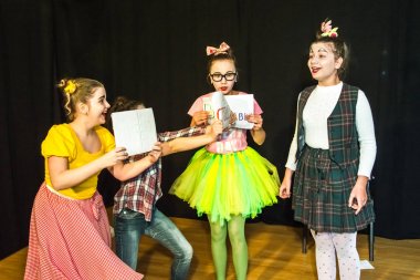 Yaratıcı bir mini stüdyoda çocuk gösterisi. Renkli kıyafetler giyen çocuklar performans gösterir. Bir sürü duygu. Şenlikli bir atmosfer. Odessa, Ukrayna, Nisan 2019