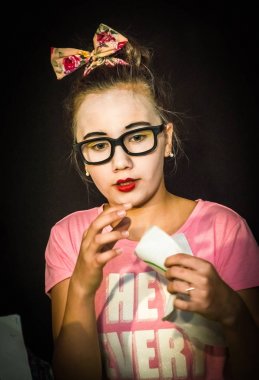 Yaratıcı bir mini stüdyoda çocuk gösterisi. Renkli kıyafetler giyen çocuklar performans gösterir. Bir sürü duygu. Şenlikli bir atmosfer. Odessa, Ukrayna, Nisan 2019