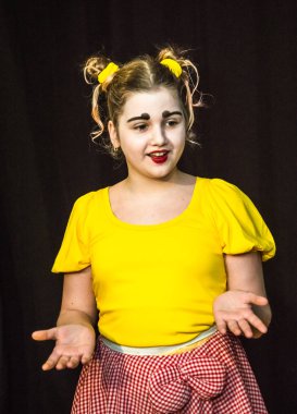 Yaratıcı bir mini stüdyoda çocuk gösterisi. Renkli kıyafetler giyen çocuklar performans gösterir. Bir sürü duygu. Şenlikli bir atmosfer. Odessa, Ukrayna, Nisan 2019