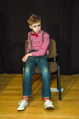 Yaratıcı bir mini stüdyoda çocuk gösterisi. Renkli kıyafetler giyen çocuklar performans gösterir. Bir sürü duygu. Şenlikli bir atmosfer. Odessa, Ukrayna, Nisan 2019