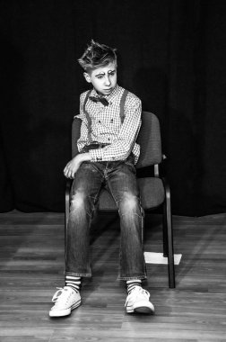 Yaratıcı bir mini stüdyoda çocuk gösterisi. Renkli kıyafetler giyen çocuklar performans gösterir. Bir sürü duygu. Şenlikli bir atmosfer. Odessa, Ukrayna, Nisan 2019