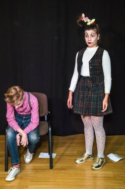 Yaratıcı bir mini stüdyoda çocuk gösterisi. Renkli kıyafetler giyen çocuklar performans gösterir. Bir sürü duygu. Şenlikli bir atmosfer. Odessa, Ukrayna, Nisan 2019