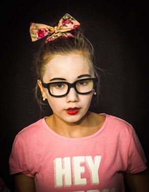 Yaratıcı bir mini stüdyoda çocuk gösterisi. Renkli kıyafetler giyen çocuklar performans gösterir. Bir sürü duygu. Şenlikli bir atmosfer. Odessa, Ukrayna, Nisan 2019