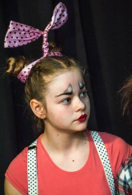 Yaratıcı bir mini stüdyoda çocuk gösterisi. Renkli kıyafetler giyen çocuklar performans gösterir. Bir sürü duygu. Şenlikli bir atmosfer. Odessa, Ukrayna, Nisan 2019