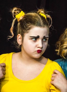 Yaratıcı bir mini stüdyoda çocuk gösterisi. Renkli kıyafetler giyen çocuklar performans gösterir. Bir sürü duygu. Şenlikli bir atmosfer. Odessa, Ukrayna, Nisan 2019