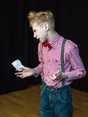 Yaratıcı bir mini stüdyoda çocuk gösterisi. Renkli kıyafetler giyen çocuklar performans gösterir. Bir sürü duygu. Şenlikli bir atmosfer. Odessa, Ukrayna, Nisan 2019