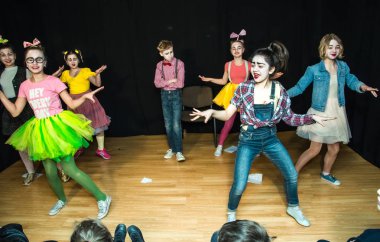 Yaratıcı bir mini stüdyoda çocuk gösterisi. Renkli kıyafetler giyen çocuklar performans gösterir. Bir sürü duygu. Şenlikli bir atmosfer. Odessa, Ukrayna, Nisan 2019