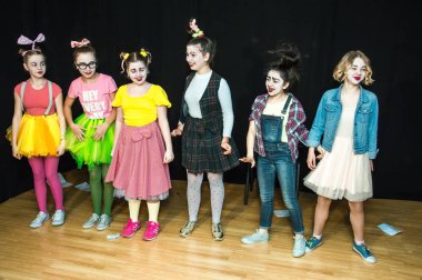 Yaratıcı bir mini stüdyoda çocuk gösterisi. Renkli kıyafetler giyen çocuklar performans gösterir. Bir sürü duygu. Şenlikli bir atmosfer. Odessa, Ukrayna, Nisan 2019