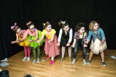 Yaratıcı bir mini stüdyoda çocuk gösterisi. Renkli kıyafetler giyen çocuklar performans gösterir. Bir sürü duygu. Şenlikli bir atmosfer. Odessa, Ukrayna, Nisan 2019