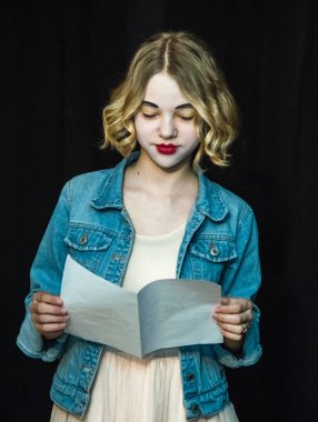 Yaratıcı bir mini stüdyoda çocuk gösterisi. Renkli kıyafetler giyen çocuklar performans gösterir. Bir sürü duygu. Şenlikli bir atmosfer. Odessa, Ukrayna, Nisan 2019