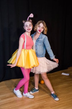 Yaratıcı bir mini stüdyoda çocuk gösterisi. Renkli kıyafetler giyen çocuklar performans gösterir. Bir sürü duygu. Şenlikli atmosfer.