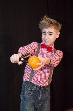 Yaratıcı bir mini stüdyoda çocuk gösterisi. Renkli kıyafetler giyen çocuklar performans gösterir. Bir sürü duygu. Şenlikli atmosfer.