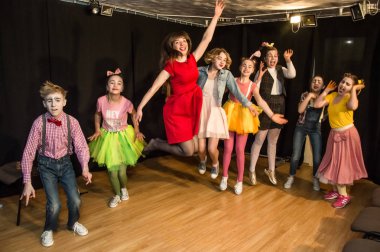 Yaratıcı bir mini stüdyoda çocuk gösterisi. Renkli kıyafetler giyen çocuklar performans gösterir. Bir sürü duygu. Şenlikli atmosfer.  