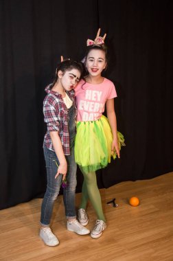 Yaratıcı bir mini stüdyoda çocuk gösterisi. Renkli kıyafetler giyen çocuklar performans gösterir. Bir sürü duygu. Şenlikli atmosfer.  