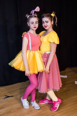 Yaratıcı bir mini stüdyoda çocuk gösterisi. Renkli kıyafetler giyen çocuklar performans gösterir. Bir sürü duygu. Şenlikli atmosfer.  