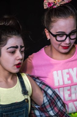 Yaratıcı bir mini stüdyoda çocuk gösterisi. Renkli kıyafetler giyen çocuklar performans gösterir. Bir sürü duygu. Şenlikli atmosfer.  