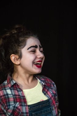 Yaratıcı bir mini stüdyoda çocuk gösterisi. Renkli kıyafetler giyen çocuklar performans gösterir. Bir sürü duygu. Şenlikli atmosfer.  